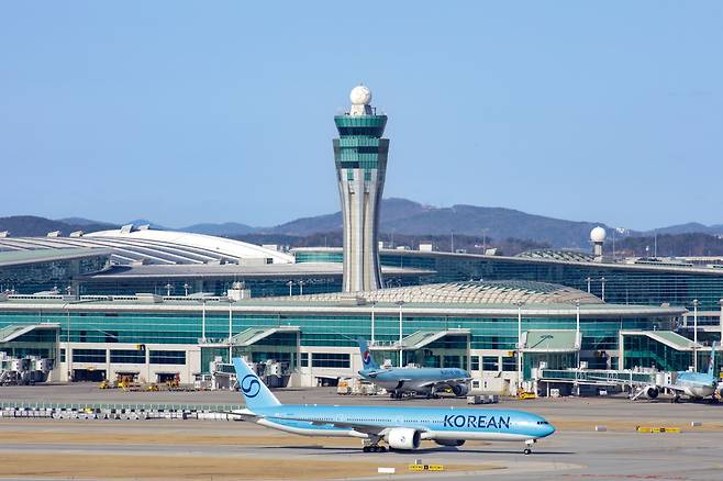 2024년 4단계 건설공사가 마무리된 인천국제공항 제2여객터미널 계류장에서 항공기들이 이동하고 있다. 인천공항공사 제공
