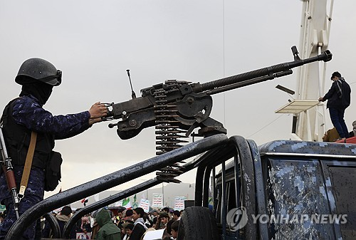 미국·이스라엘의 이란 공격을 규탄하는 집회 현장에 배치된 후티 반군 대원. [EPA=연합뉴스]