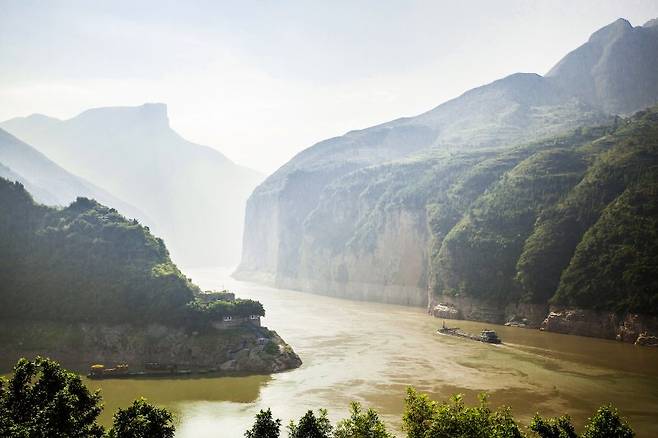 중국의 역사와 문학, 신화와 전설을 품고 있는 장강(양쯔강)이 유유히 흐르고 있다. 사진은 장강삼협(長江三峽)의 상류 구간에 해당하는 구당협. 하나투어 제공