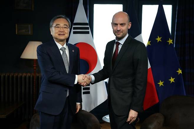 조현 외교부 장관(왼쪽)이 26일(현지시간) 프랑스 파리 근교에서 장 노엘 바로 프랑스 외무장관과 악수하고 있다.AP연합뉴스