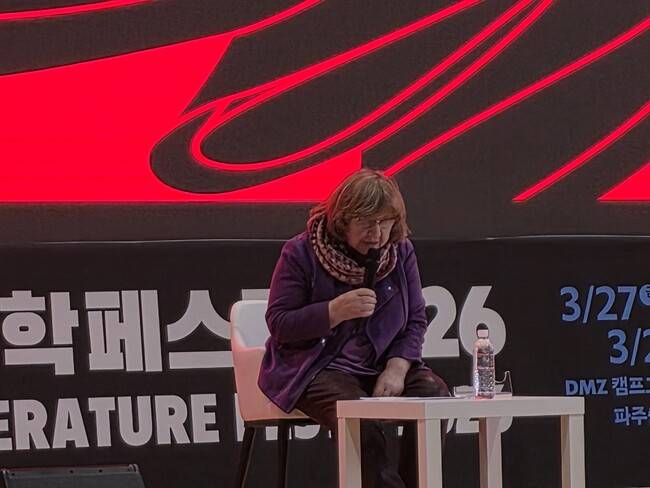 2015년 노벨문학상 수상자인 벨라루스 작가 스베틀라나 알렉시예비치가 27일 오전 비무장지대(DMZ) 캠프그리브스에서 개막한 ‘DMZ세계문학페스타 2026’에서 기조 강연을 하고 있다. DMZ세계문학페스타 조직위원회 제공