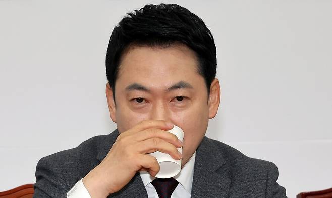 국민의힘 장동혁 대표가 26일 국회에서 열린 최고위원회의 도중 물을 마시며 목을 축이고 있다. 연합뉴스