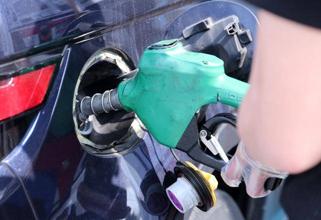 정부의 석유 2차 최고가격 고시를 하루 앞둔 26일 서울 서초구 경부고속도로 만남의광장 주유소에서 한 시민이 주유를 하고 있다. 뉴스1