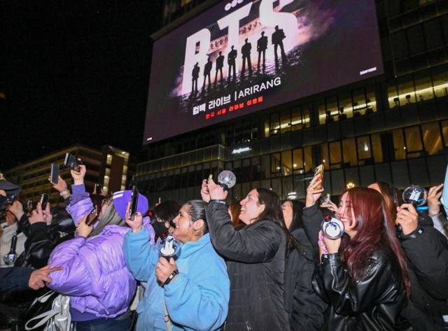 21일 서울 광화문광장에서 시민과 외국인 관광객 등이 방탄소년단(BTS) 컴백 라이브 무대를 보며 환호하고 있다. 강예진 기자