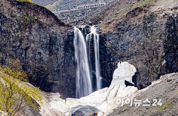 백두산 비룡폭포에서 폭포수가 쏟아져 내리고 있다. 물은 가장 흔하면서도 과학자에겐 가장 풀기 어려운 성질을 갖고 있다. [사진=곽영래 기자]