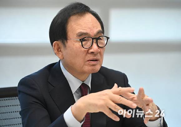 윤은기 서울과학종합대학원대학교 석좌교수가 20일 서울 강남구 모처에서 아이뉴스24와 인터뷰를 하고 있다. [사진=곽영래 기자]