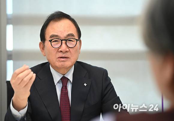 윤은기 서울과학종합대학원대학교 석좌교수가 20일 서울 강남구 모처에서 아이뉴스24와 인터뷰를 하고 있다. [사진=곽영래 기자]