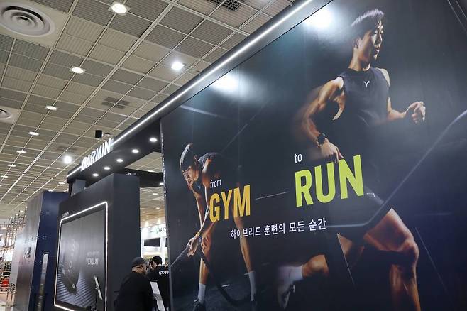 하이브리드 트레이닝 파트너라는 핵심을 보여주는 가민 부스 / 출처=IT동아