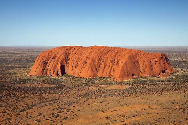 울루루는 사진 촬영이 엄격하게 제한된다. 특히 보도용 사진은 국립공원의 심사를 통과해야 하는데, 헬기에서 찍은 울루루 사진이 보도 불가 판정을 받았다. 원주민 성지 일부가 노출됐다는 이유에서다. 부득이하게 제공 사진을 싣는다 . [사진 호주관광청]
