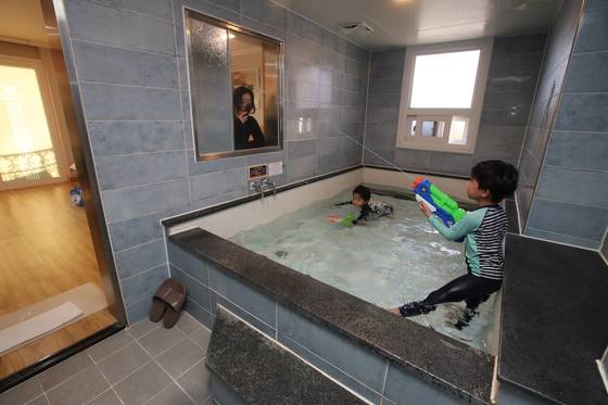 경남 창녕군 부곡면 부곡로얄호텔 가족탕에서 아이들이 물놀이를 하고 있다. 중앙포토