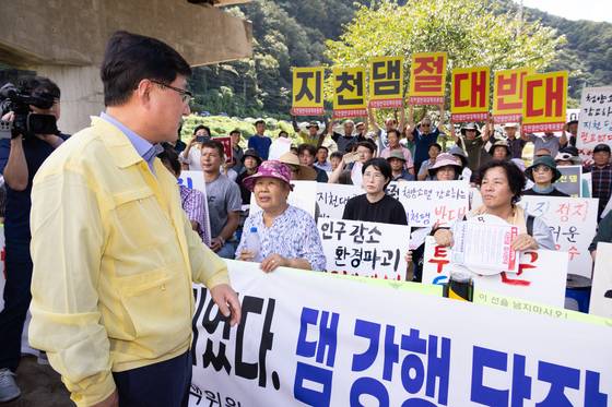 김성환 기후에너지환경부 장관이 충남 청양군 지천댐 후보지를 찾아 현장을 점검하고 지역주민 의견을 청취하고 있다. 연합뉴스