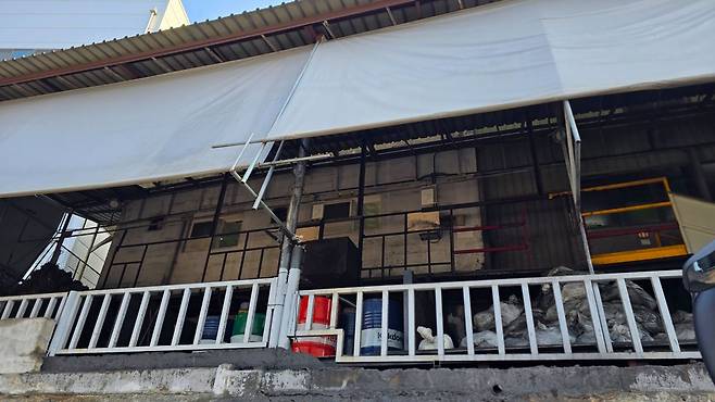 지난 25일 대전시 대덕구 대화동 안전공업 2공장(대화공장) 뒤편에 검은 기름때가 잔뜩 묻은 포댓자루와 폐유를 보관하는 철제 드럼통이 위태롭게 쌓여 있다. 신진호 기자