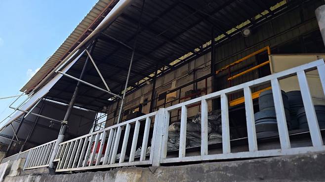 지난 25일 대전시 대덕구 대화동 안전공업 2공장(대화공장) 뒤편에 검은 기름때가 잔뜩 묻은 포댓자루와 폐유를 보관하는 철제 드럼통이 위태롭게 쌓여 있다. 신진호 기자