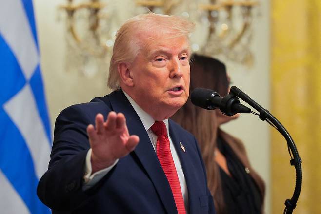 도널드 트럼프 미국 대통령이 26일(현지시간) 워싱턴 DC 백악관에서 열린 그리스 독립기념일 축하 행사에서 연설을 하고 있다. 로이터=연합뉴스