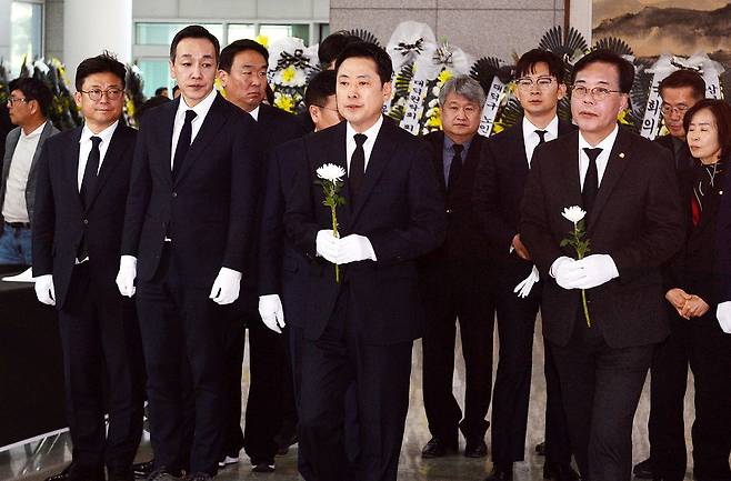 장동혁 국민의힘 대표와 송언석 원내대표 등 국민의힘 지도부가 27일 오후 대전시청에 마련된 안전공업 화재 희생자 합동 분향소를 찾아 합동 조문하고 있다. 김성태 객원기자