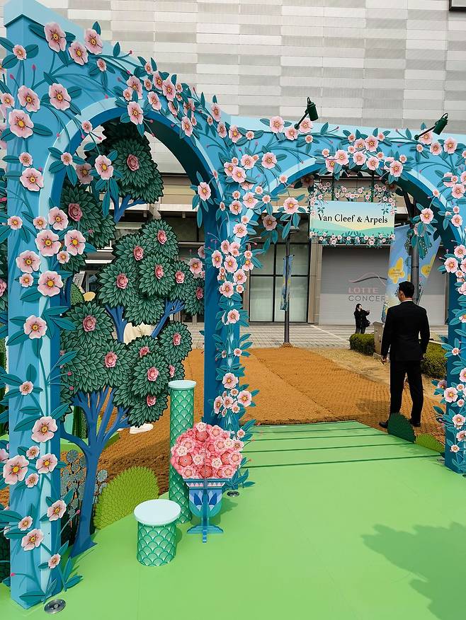 꽃이 만개한 아치형 입구. 누구나 무료로 이곳을 방문할 수 있다. 윤경희 기자