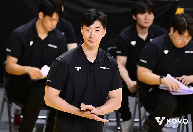 25일 의정부 경민대체육관에서 열린 준플레이오프에서 선수들에게 박수를 치는 박철우 우리카드 감독대행. 사진 한국배구연맹