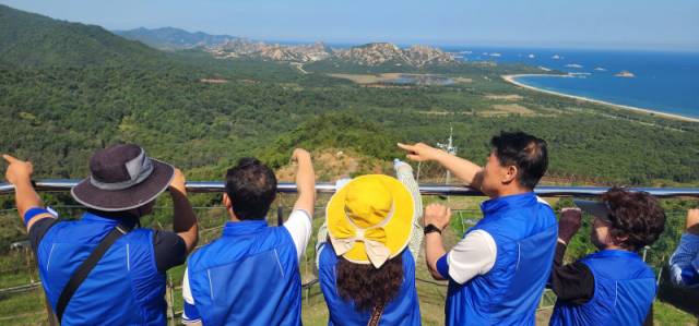 고성군 현내면 통일전망대 주변의 717 금강산 전망대에 서면 해금강과 감호 등 북녘의 빼어난 절경에 감탄사와 함께 진한 민족분단의 아쉬움이 절로 나온다.