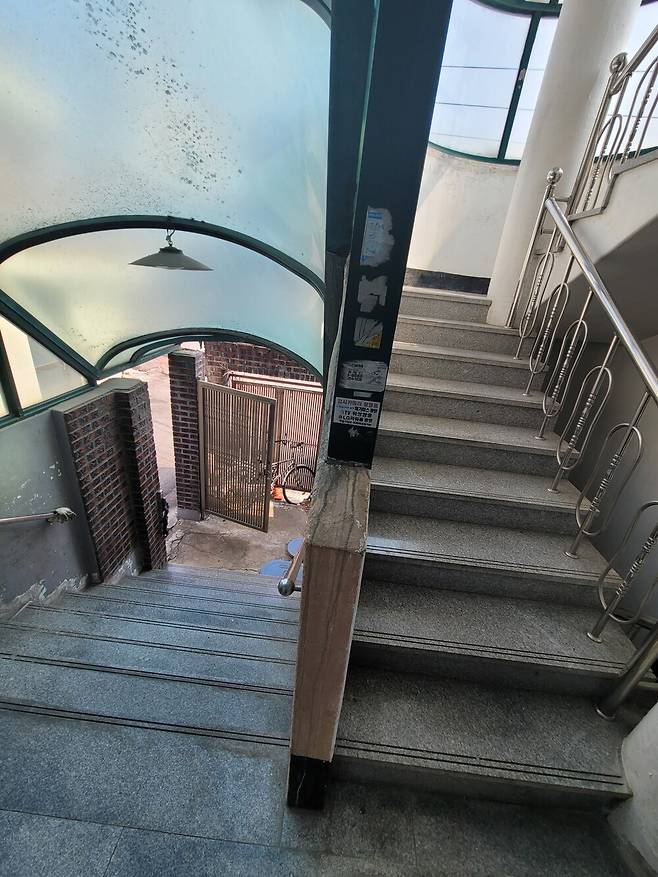 ▲ 효자동 다세대주택 2층에 거주하는 김상훈(68·가명) 씨는 수십 개의 계단을 오르내려야 한다. 2024년 고관절 골절을 당한 김 씨가 집밖을 나서기 위해선 타인의 도움이 절대적이다. 방문진료를 마친 이정환 의사는 “거동이 어려운 분들은 1층에 거주할 수 있도록 하는 주거 지원이 필요하다”고 했다. 이설화 기자