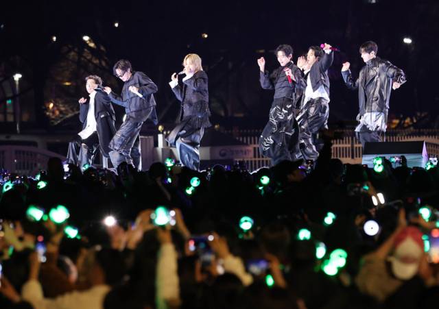 ▲ 그룹 방탄소년단(BTS)이 21일 서울 광화문 광장에서 정규 5집 ‘아리랑’(ARIRANG) 발매를 기념해 무료 공연 ‘BTS 컴백 라이브: 아리랑’(BTS THE COMEBACK LIVE｜ARIRANG)을 열고 있다. 연합뉴스