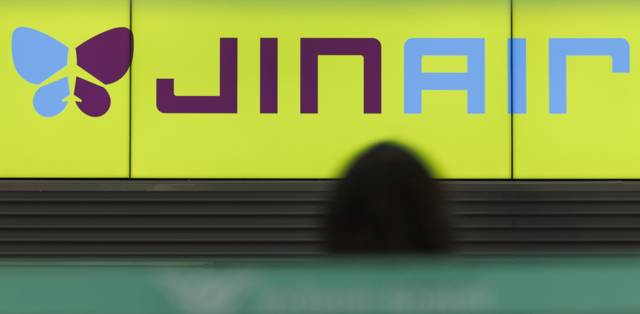 ▲ 인천공항 2터미널 진에어 창구에서 승객이 탑승 수속을 하기 위해 이동하고 있다. 연합뉴스