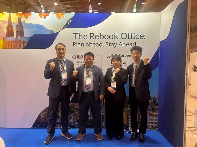 DXVX 관계자들이 지난 23일부터 25일까지 포르투갈 리스본에서 열린  ‘바이오유럽 스프링2026’에 참석해 당사 기술 알리기에 나섰다. DXVX 제공