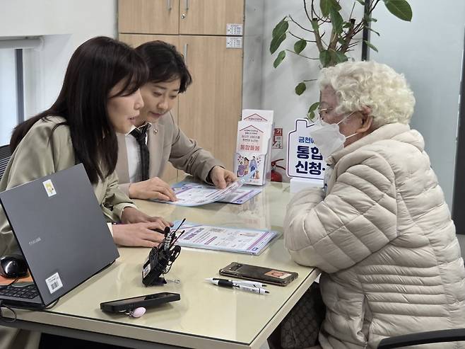 통합돌봄 서비스 전국 시행이 시작한 27일 오후 서울 금천구 시흥5동 주민센터에서 1호 신청자 정 모 씨가 통합돌봄 신청 상담을 받는 모습.  /사진=이민형 기자