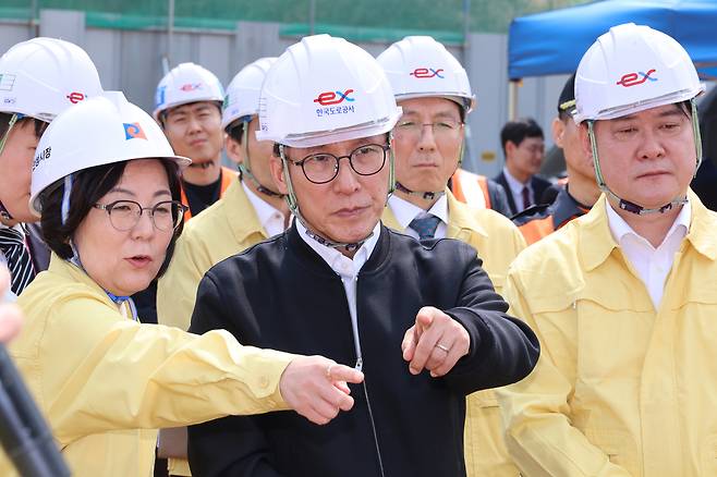 김민석 국무총리가 27일 지난해 교량 붕괴사고로 사상자가 발생했던 세종안성 고속도로 청룡천교 건설 현장을 방문해 복구 현황과 재발방지 대책을 보고받던 중 김보라 안성시장과 대화하고 있다. 연합뉴스