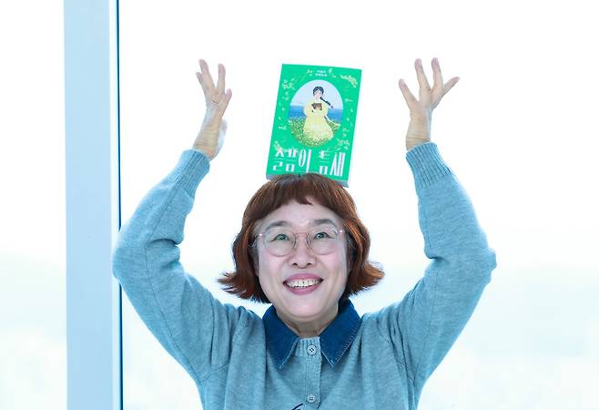 Author Lee Geum-yi poses for a photo during an interview with JoongAng Ilbo in Mapo District, western Seoul, on March 18. [KWEN HYEK-JAE]
