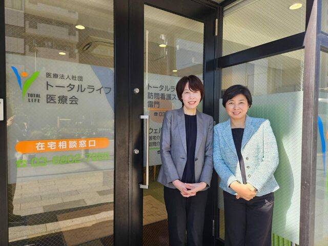 자택개호사업소 ‘웰빙21’의 케어매니저 가토 마미씨와 간호사 에가와 게이코씨.