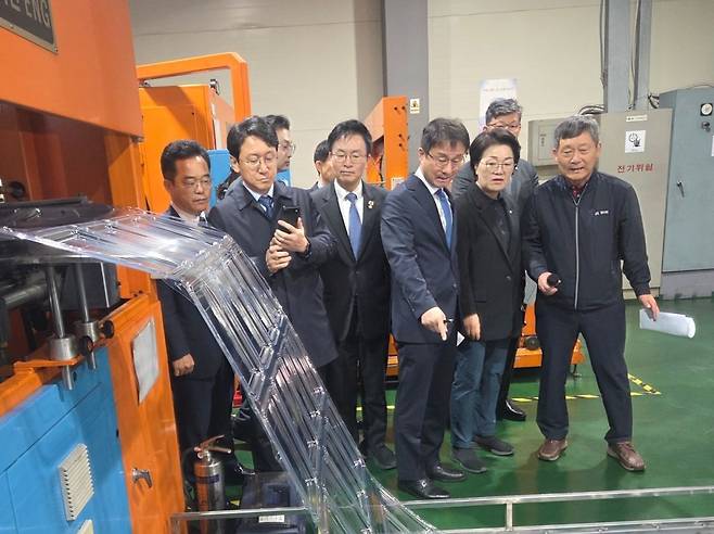 27일 더불어민주당 한병도 원내대표가 경기도 광주의 한 플라스틱 공장을 둘러보고 있다. 윤예솔 기자