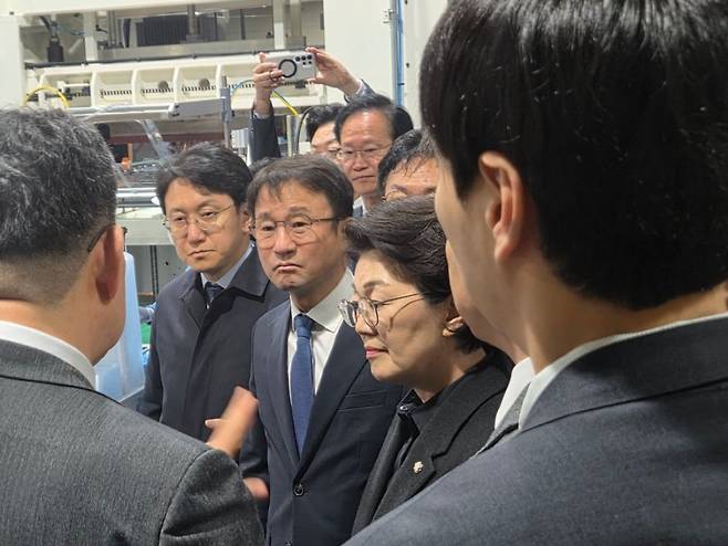 27일 더불어민주당 한병도 원내대표가 경기도 광주의 한 플라스틱 공장에서 관계자의 설명을 듣는 모습. 윤예솔 기자