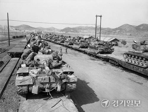 1952년 문산역에 도착한 탱크 등 전쟁 물자. 김현국 파주향토연구가 제공