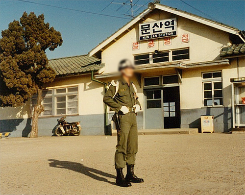 1981년 문산역 내부 플랫폼에 서 있는 헌병. 김현국 파주향토연구가 제공