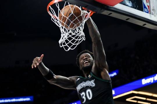 덩크슛 꽂아 넣는 줄리어스 랜들. 사진[AP=연합뉴스]