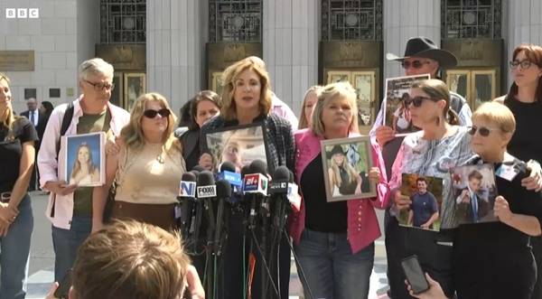 ▲미국 캘리포니아주 1심 법원 배심원단이 25일(현지시각) 어린 시절 SNS 중독으로 고통을 겪은 20세 여성이 메타와 구글을 상대로 제기한 소송에서 승소 평결을 내렸다. 소셜미디어로 인한 피해를 비판해 온 학부모와 시민단체들은 이번 결정을 소셜미디어 거대 기업을 견제하기 위한 중요한 진전으로 평가했다. 사진=BBC 보도화면 캡쳐.