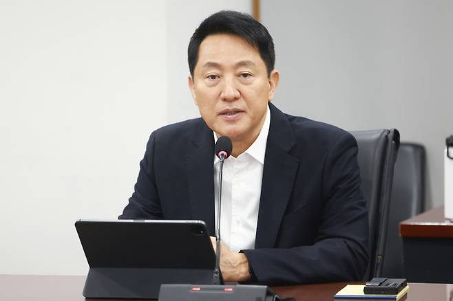 오세훈 서울시장이 지난 23일 오전 서울시청 기획상황실에서 열린 중동 상황 대응 서울시 비상경제대책 회의에서 인사말을 하고 있다. [연합뉴스]