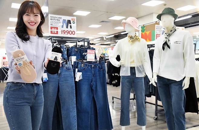 모델이 27일 ‘홈플러스 메가 푸드 마켓 라이브’ 강서점에서 신상품 ‘F2F 아이코닉 데님’과 ‘레노마 풋커버’ 상품을 소개하고 있다. <자료 = 홈플러스>