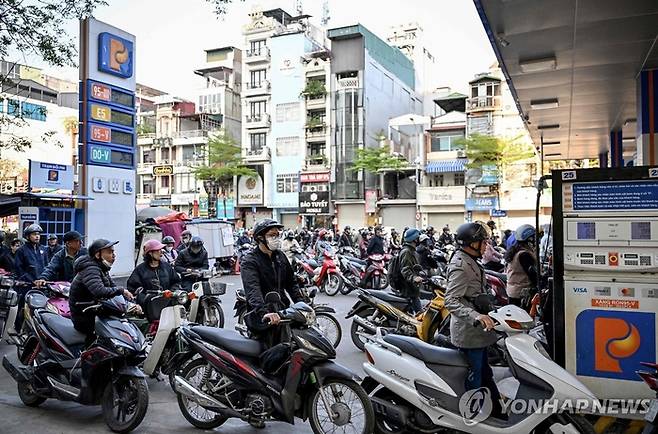 지난 10일(현지시간) 베트남 하노이의 한 주유소에 휘발유를 넣으려는 오토바이 운전자들이 줄 서 있다. [AFP 연합뉴스]