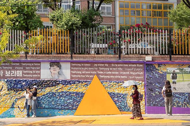 대구 서구 비산동 대성초등학교 담장에 조성된 BTS 멤버 뷔 벽화거리 [대구문화예술진흥원]