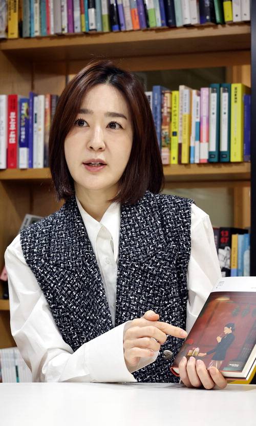 백수미 한세예스24 문화재단 이사장이 동남아시아문학총서 제7권으로 발간된 인도네시아 소설 '시가렛 걸'을 소개하고 있다. 김재훈 기자