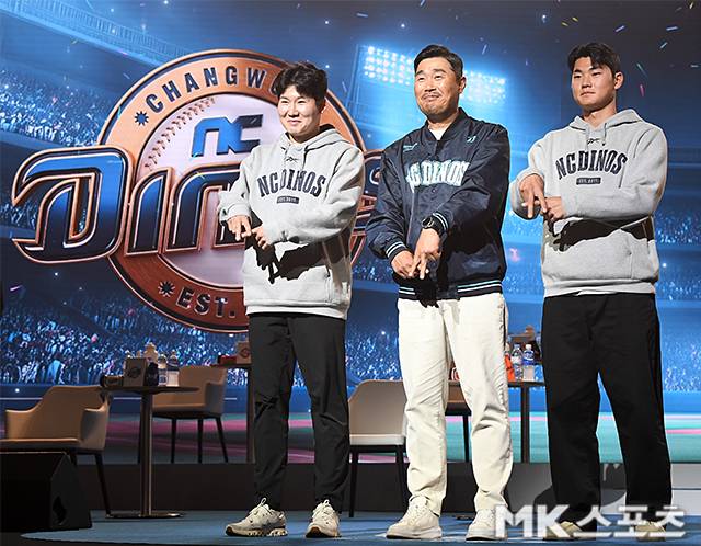 ‘2026 KBO 미디어데이’가 26일 서울 송파구 롯데호텔 월드에서 진행됐다. NC 박민우, 이호준 감독, 김주원이 미디어데이에 참석하고 있다. 사진(잠실 서울)=천정환 기자