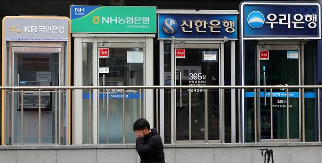 서울 시내 은행 ATM기 앞으로 시민들이 지나가고 있다./사진제공=뉴스1