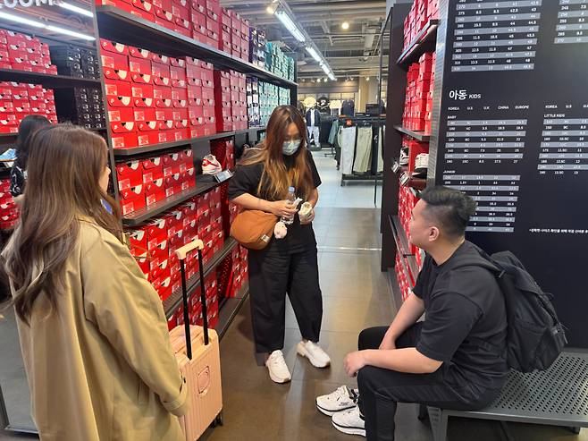 싱가포르 여행객이 여주 신세계프리미엄아울렛 나이키 매장에서 신발을 고르고 있다. /사진제공=신세계사이먼