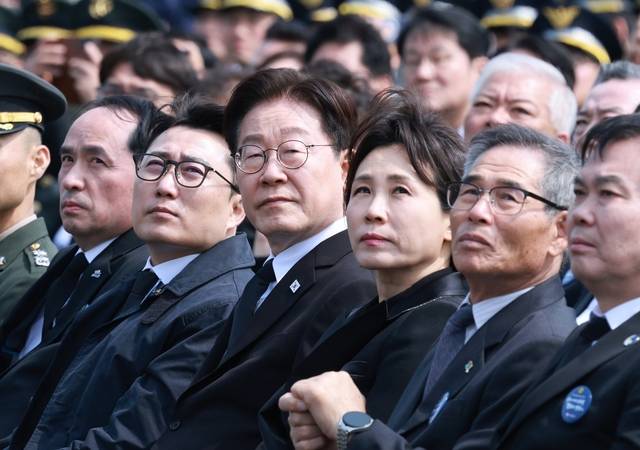 이재명 대통령과 김혜경 여사가 27일 대전현충원에서 열린 서해수호의날 기념식에서 블랙이글스 기념비행을 보고 있다. 청와대통신사진기자단