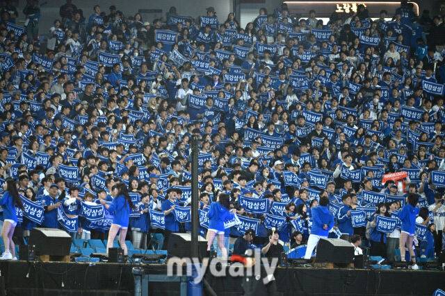 22일 대구 삼성라이온즈파크에서 열린 '2025 신한 SOL BANK KBO 포스트 시즌' 삼성 라이온즈와 한화 이글스 플레이오프(PO) 4차전 경기. 삼성 야구팬의 응원 물결./마이데일리