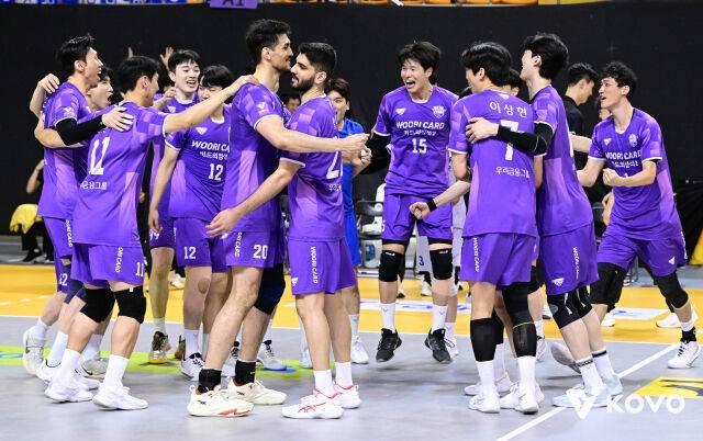 준PO에서 승리한 우리카드 선수들./KOVO