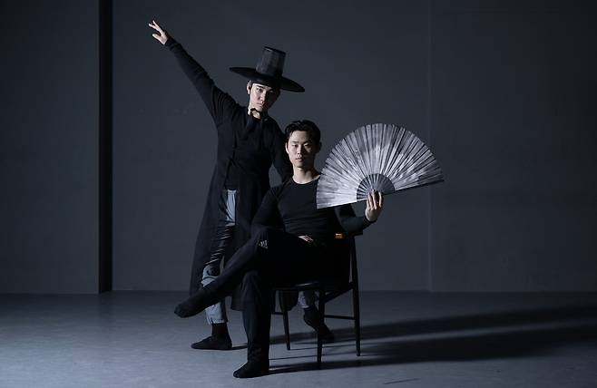 발레 ‘갓’ 윤별(오른쪽) 윤별컴퍼니 대표와 이은수 발레리노가 ‘갓’의 공연을 앞두고 연습실에서 포즈를 취하고 있다. 임세준 기자