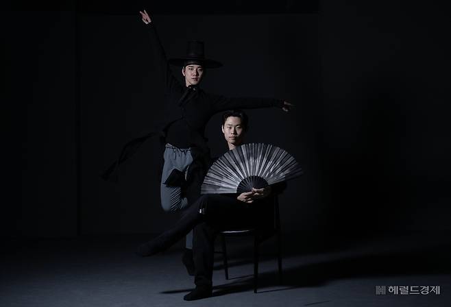 발레 ‘갓’ 윤별(오른쪽) 윤별컴퍼니 대표와 이은수 발레리노가 18일 오후 서울 서초구의 연습실에서 포즈를 취하고 있다. 임세준 기자