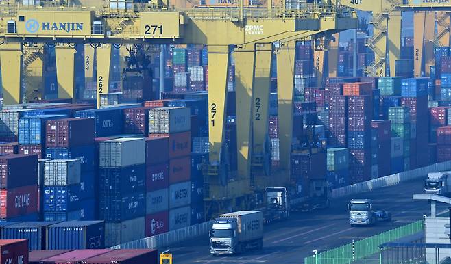 12일 오전 인천 연수구 인천신항 컨테이너 터미널에 선적 대기 중인 컨테이너가 가득 쌓여있다. [헤럴드DB]